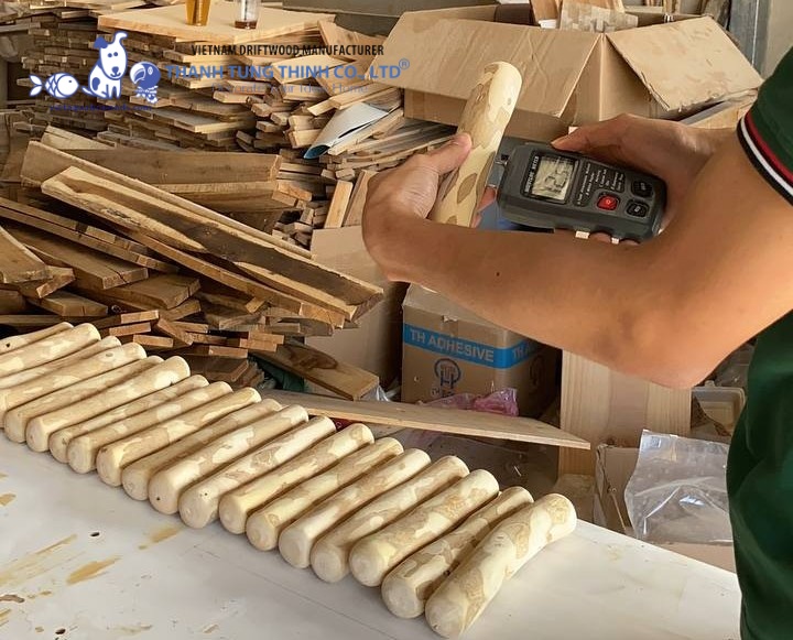 High-quality coffee wood chews have a moisture content of around 10–13%