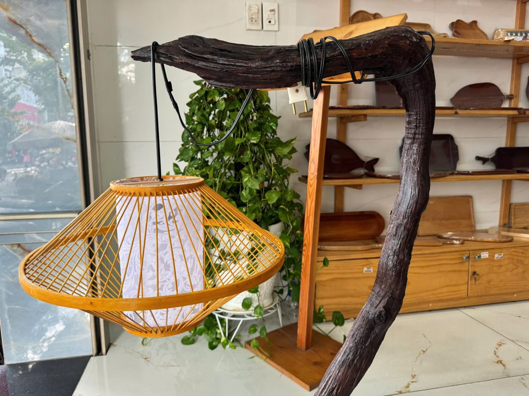 Retailers who offer driftwood lamps gain higher margins