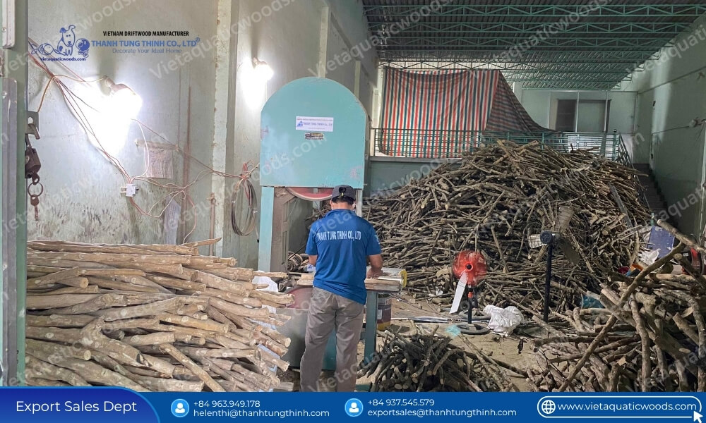 ThanhTungThinh craftsman cutting premium timber branches to manufacture bulk pet supplies coffee wood chew products