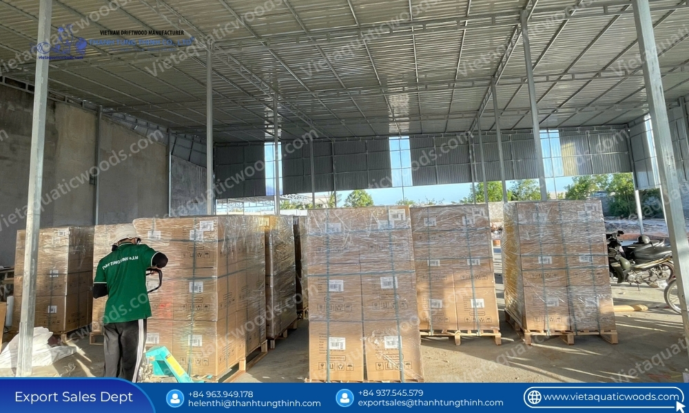 Warehouse inventory management by a reliable b2b wooden pet house supplier for wholesale orders